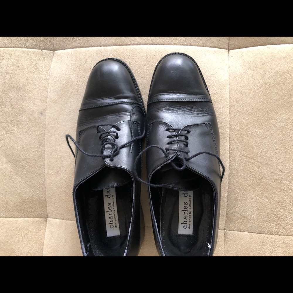 Traditional lace-up in black leather. For women.